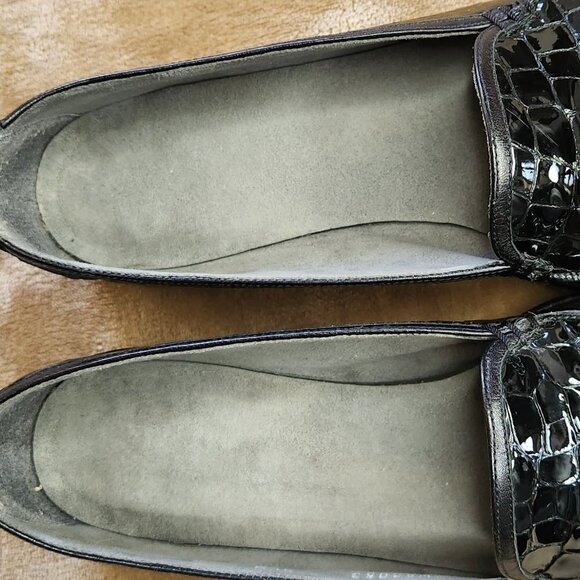 Stuart Weitzman  Black Loafer Crocodile Pattern - Picture 8 of 8